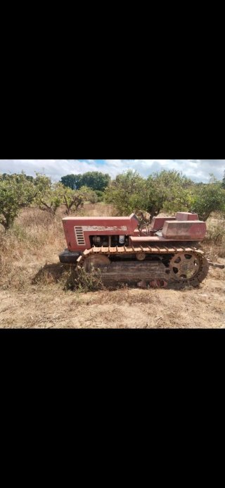 Tractor de cadenas rojo