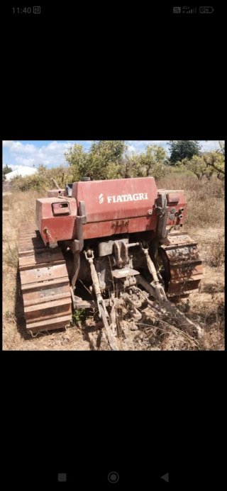 Tractor de cadenas rojo