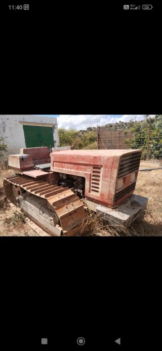 Tractor de cadenas rojo