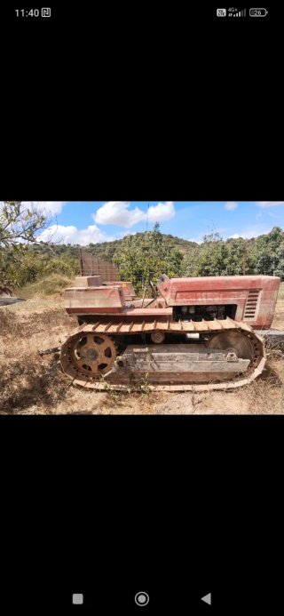 Tractor de cadenas rojo