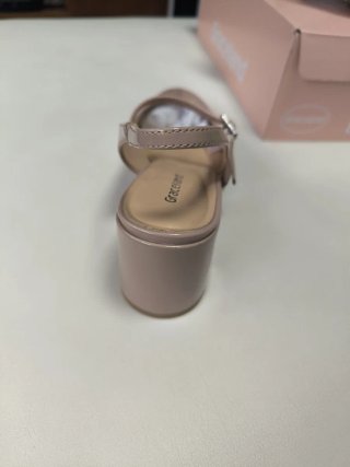 Zapatos charol Graceland T36 color nude,tacón bajo