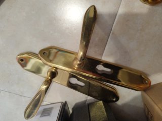 Manillas doradas para puerta