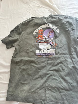 camiseta con estampado de ramen