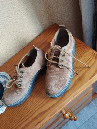 Zapatos camel ante mujer