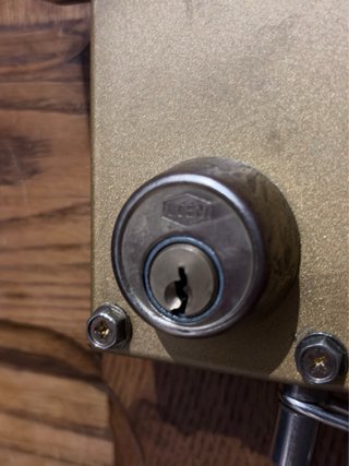 Cerradura de seguridad dorada para puerta
