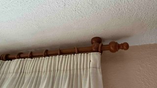 Cortinas elegantes beige y blancas con barra