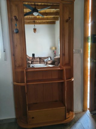Consola de madera con espejo