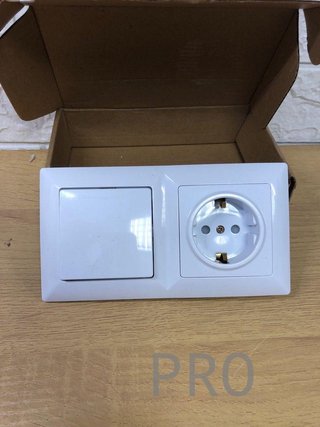Interruptor doble con base schuko
