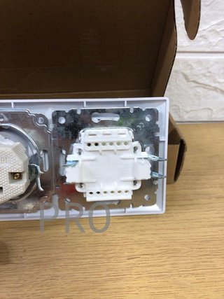Interruptor doble con base schuko