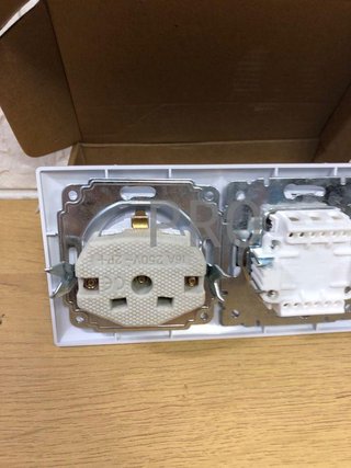 Interruptor doble con base schuko