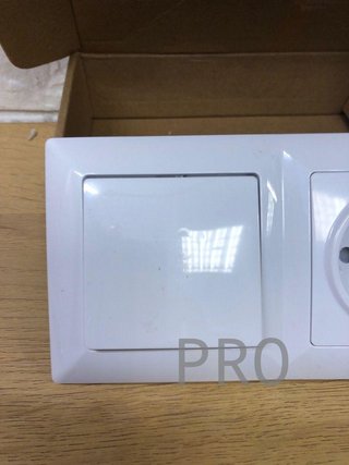 Interruptor doble con base schuko