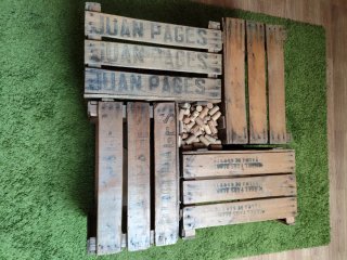 Mesa centro artesanal con cajas de fruta