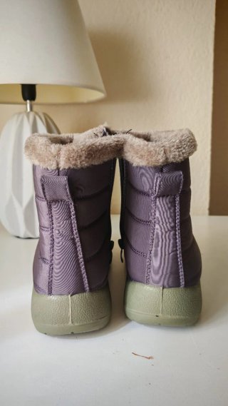 Botas de descanso moradas y verdes