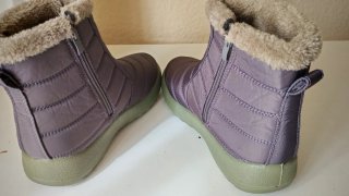 Botas de descanso moradas y verdes