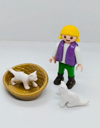 Playmobil niña con 2 gatos y cesta