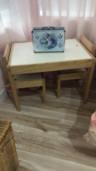 Mesa infantil Ikea con 2 sillas