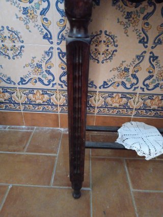 Mesa de madera con espejo