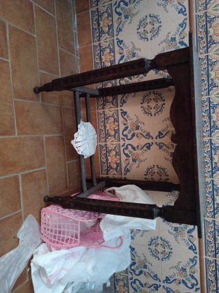 Mesa de madera con espejo