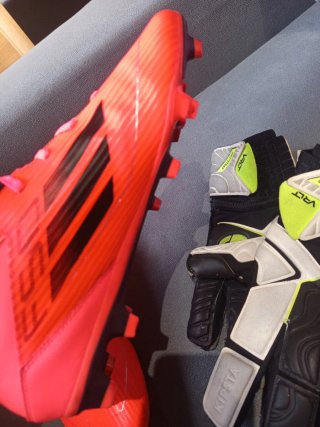 Adidas F50 Guayos y Guantes Portero