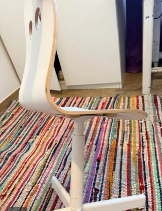 Silla infantil blanca con diseño divertido