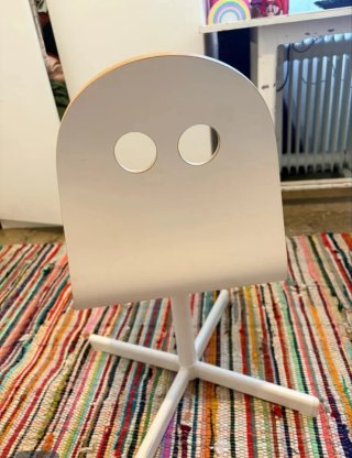 Silla infantil blanca con diseño divertido