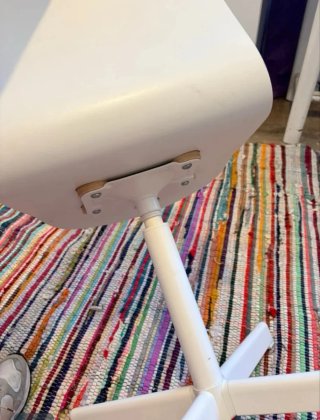 Silla infantil blanca con diseño divertido