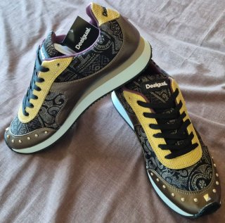 Zapatos Desigual Dorados y Multicolor