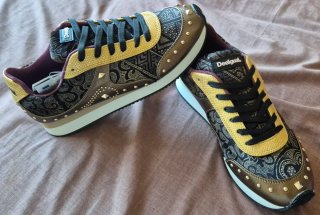 Zapatos Desigual Dorados y Multicolor