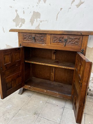 Mueble Castellano con Espejo y Sillas