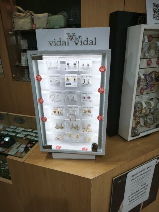 Vitrina Vidal & Vidal por cierre tienda