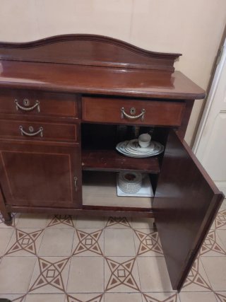 Cómoda antigua de madera.