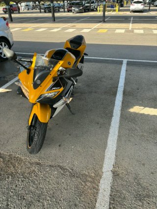 Yamaha YZF-R 125 Deportiva Amarilla