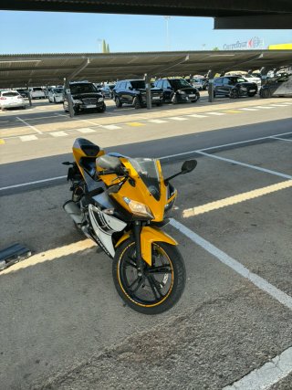 Yamaha YZF-R 125 Deportiva Amarilla