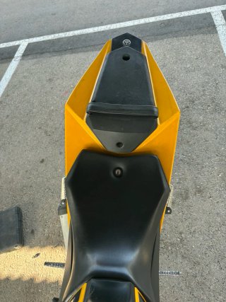 Yamaha YZF-R 125 Deportiva Amarilla