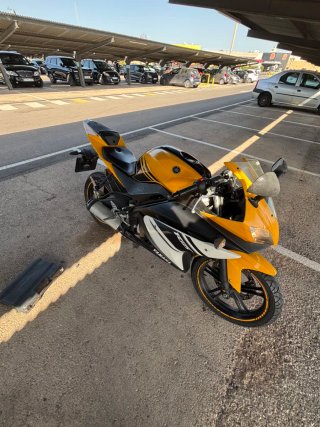 Yamaha YZF-R 125 Deportiva Amarilla