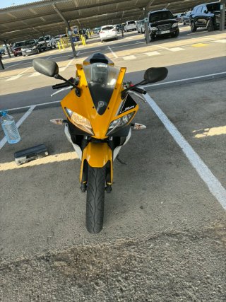 Yamaha YZF-R 125 Deportiva Amarilla