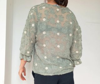 Blusa verde pastel con detalles beige
