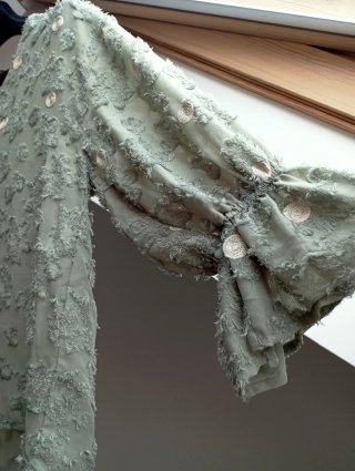 Blusa verde pastel con detalles beige