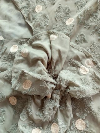Blusa verde pastel con detalles beige