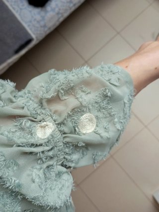 Blusa verde pastel con detalles beige