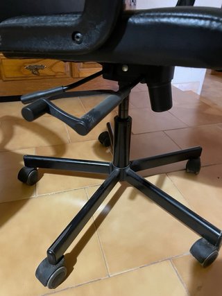 Sillas de oficina azul y negra