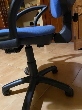Sillas de oficina azul y negra