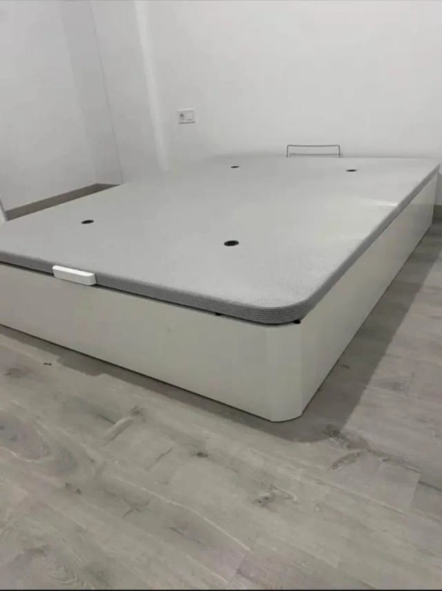 Canapé de madera y plástico
