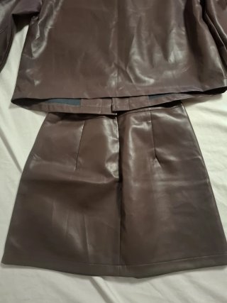 Conjunto falda y chaqueta efecto piel marrón