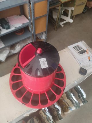 Tolva para gallinas roja 8 kilos
