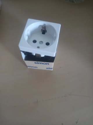 Enchufe Simon 27 Blanco Nieve 2P+TT Caja de 10