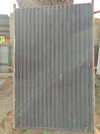 Puerta de hierro con marco