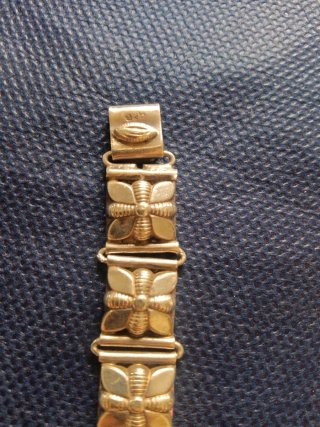 Pulsera de plata con un ralce de margaritas, artes