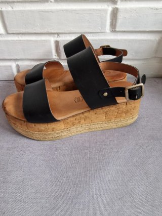 Sandalias Carmela Plataforma Cuña Negra