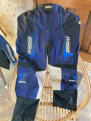 Coraza Enduro, espinilleras, chaqueta y pantalón.